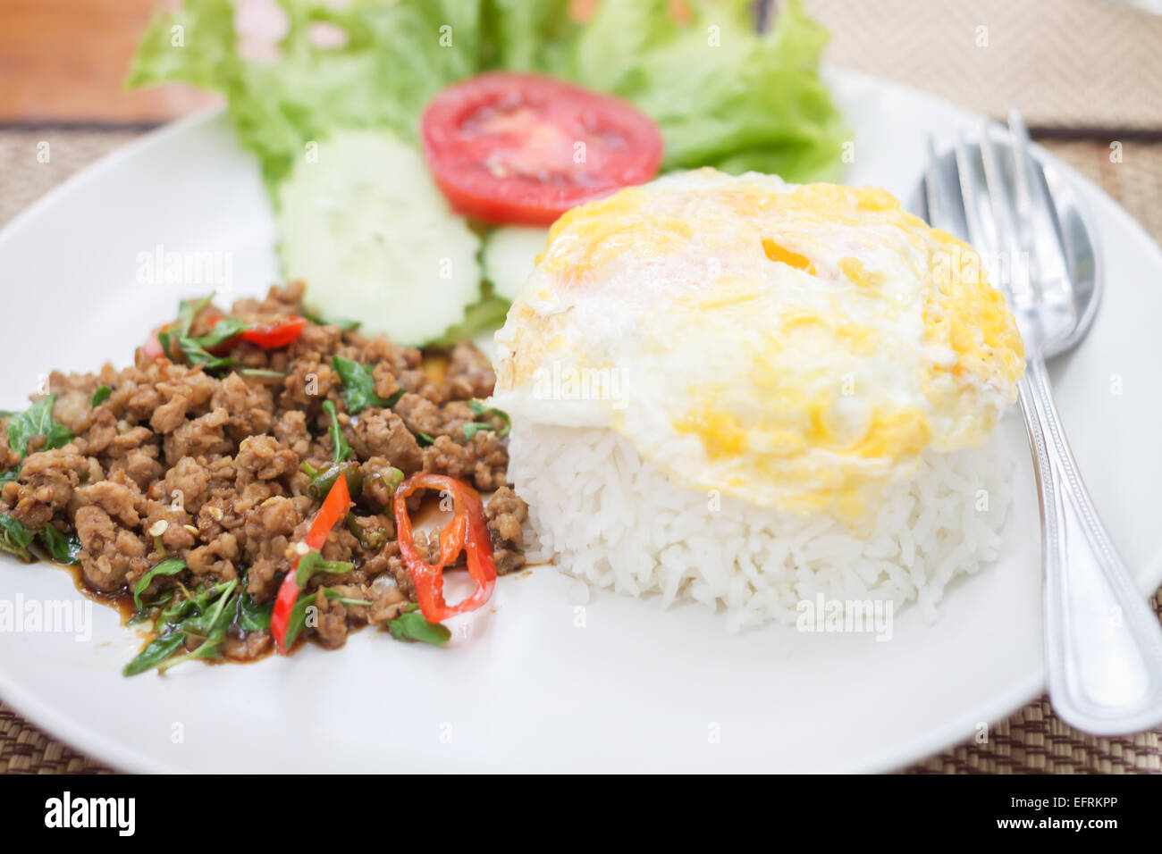 Würzige thailändische Basilikum Schweinefleisch gebratener Reis mit Spiegelei, Fotoarchiv Stockfoto