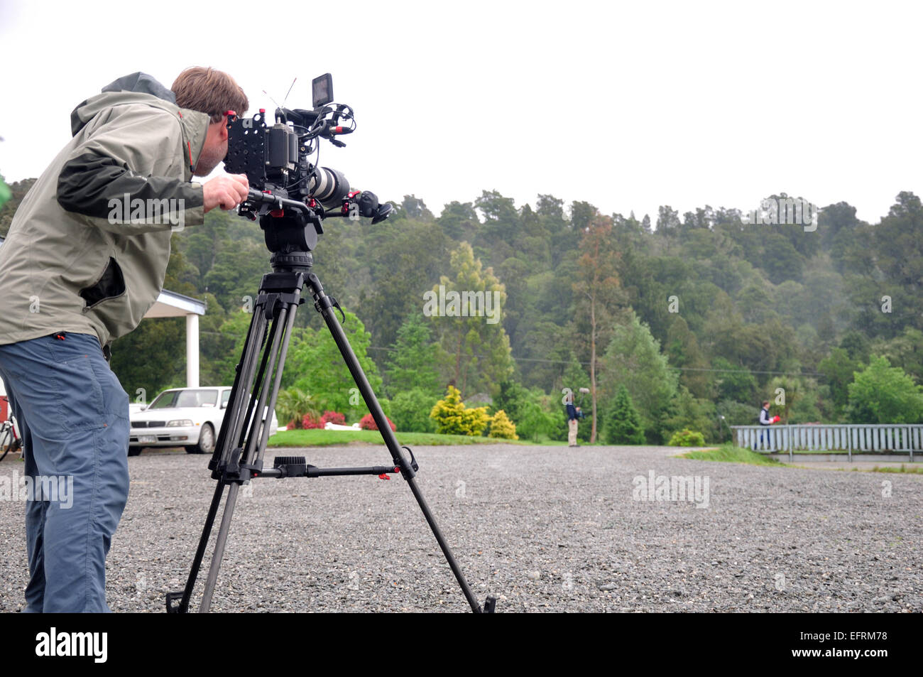 Kameramann und Tonmeister bei Arbeiten vor Ort, die Dreharbeiten zu eines Dokumentarfilms in Neuseeland Stockfoto