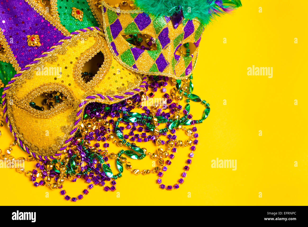 Eine venezianische, Karneval Maske oder Verkleidung auf gelbem Hintergrund Stockfoto