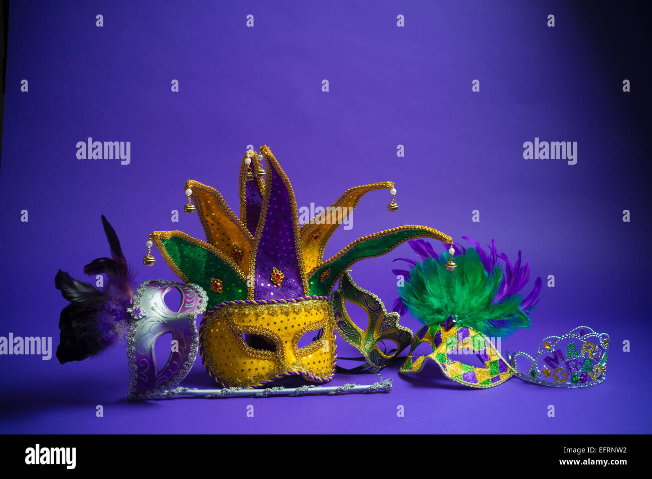 Sortierte Karneval Maske auf lila Hintergrund mit Textfreiraum Stockfoto