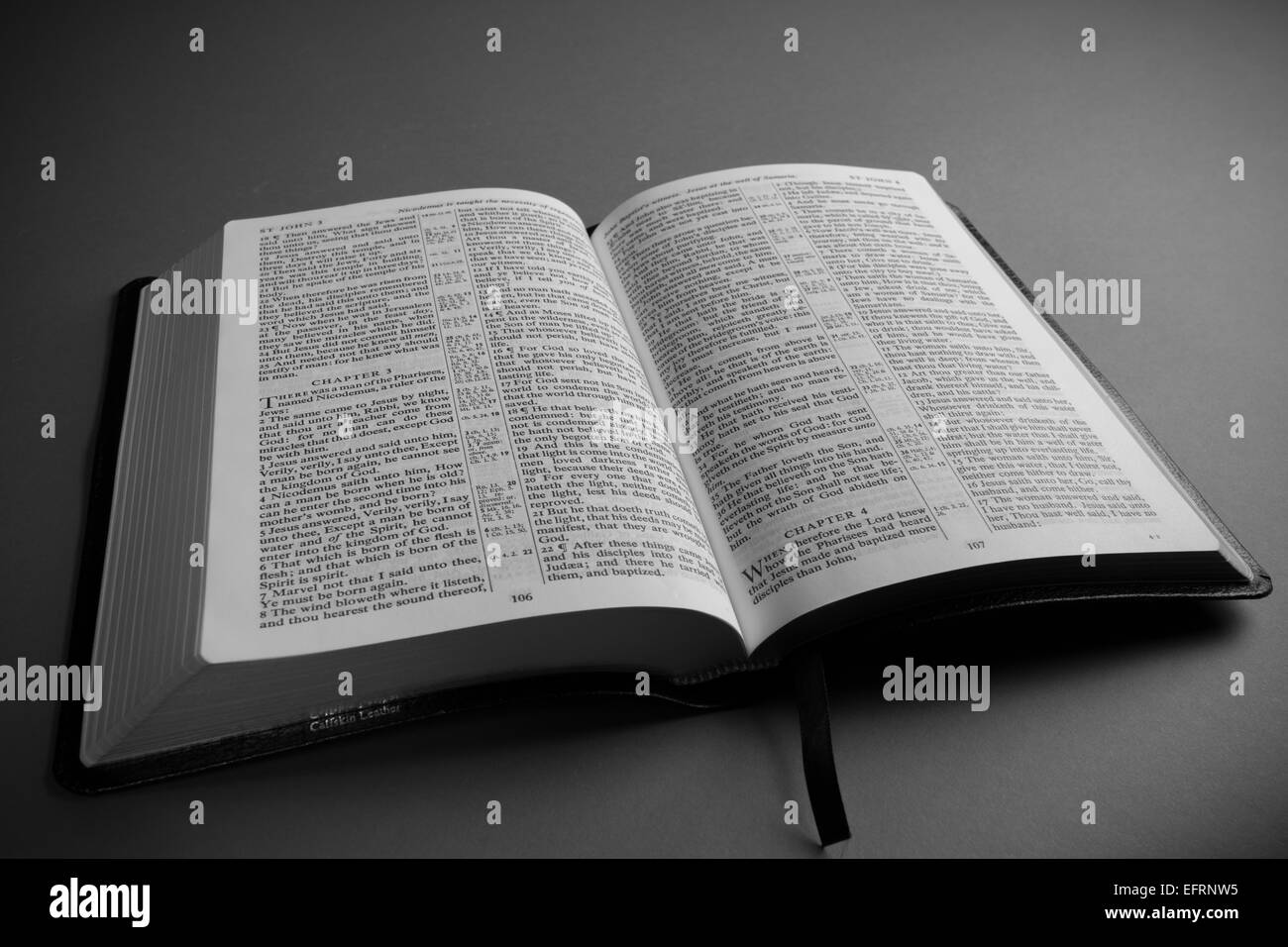 Offener Leder King-James-Bibel religiöses symbol Stockfoto