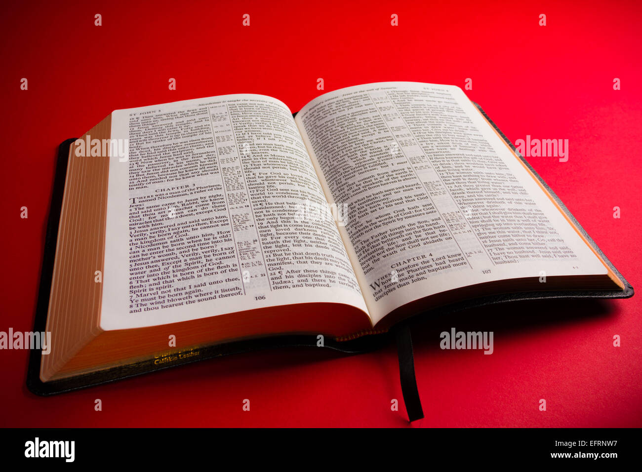 Offener Leder King-James-Bibel religiöses symbol Stockfoto