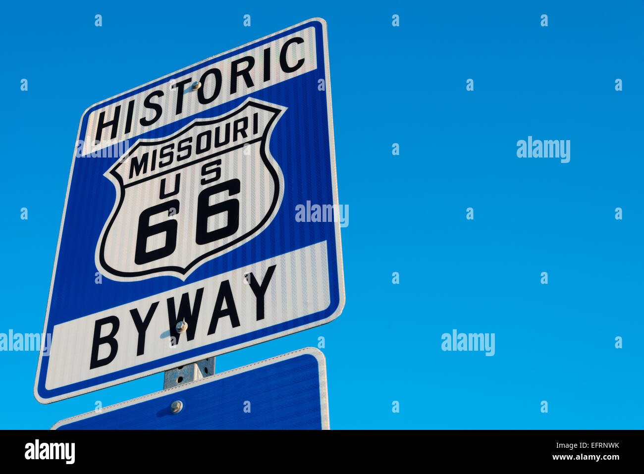 Historische Route 66 Landstraße Zeichen in Missouri USA. Blauer Himmelshintergrund Stockfoto