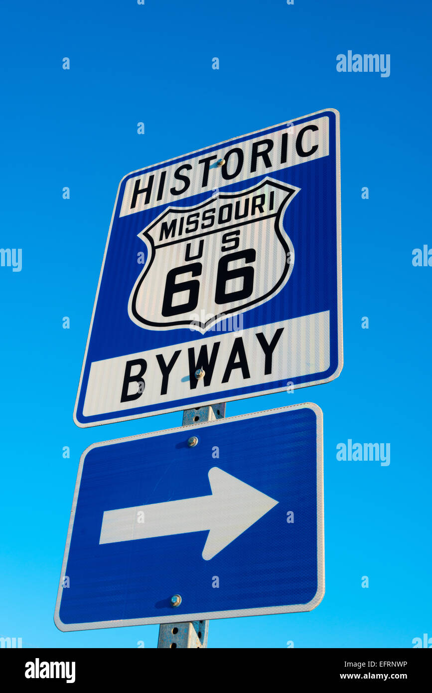 Historische Route 66 Landstraße Zeichen in Missouri USA. Blauer Himmelshintergrund Stockfoto