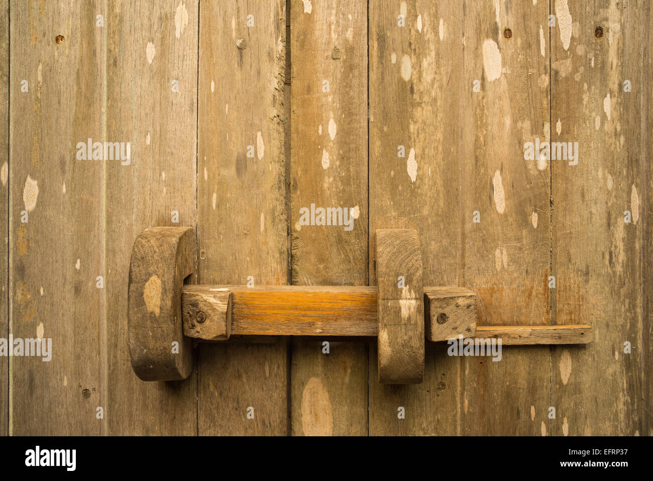 old Teak Holz Tür mit traditionellen Schiebeverriegelung Stockfoto