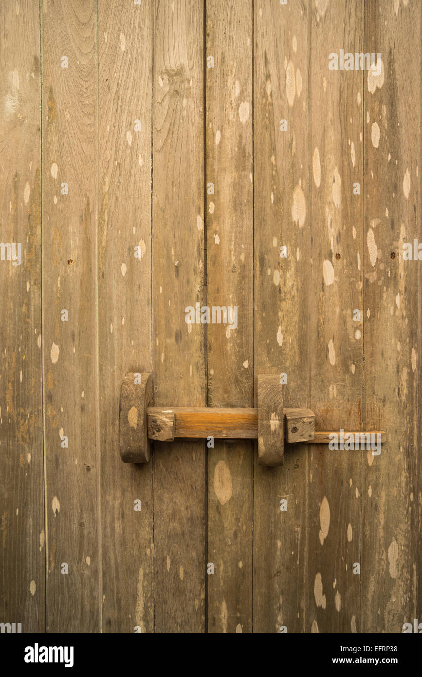 old Teak Holz Tür mit traditionellen Schiebeverriegelung Stockfoto