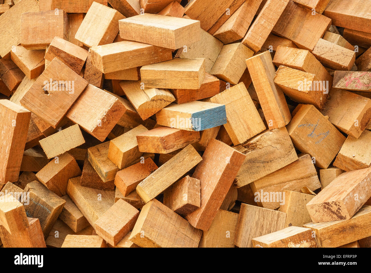 Nähen Sie für Recycling-Prozess bereit Holz verschrottet Stockfoto