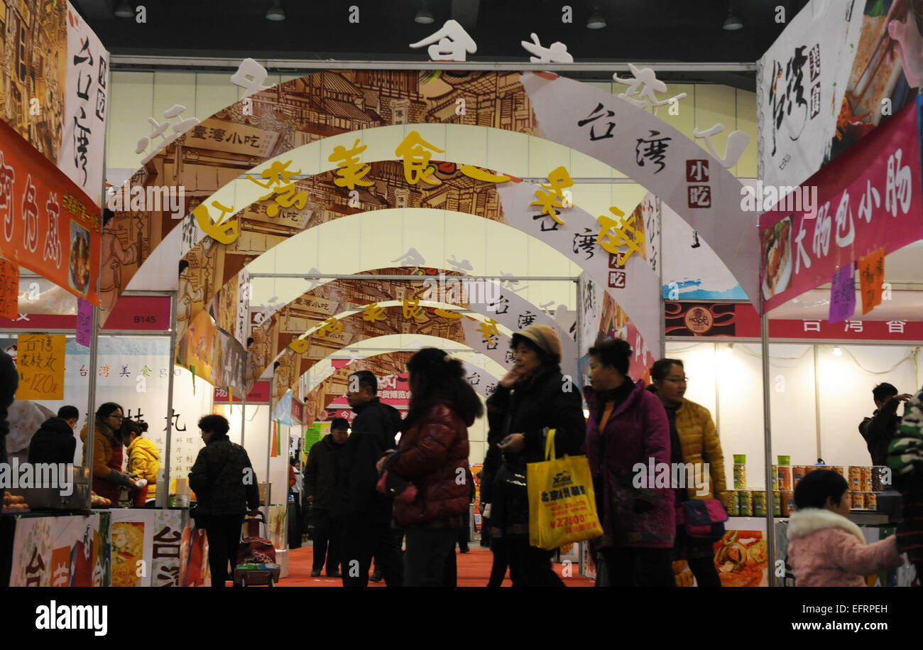 Zhengzhou, China Henan Provinz. 10. Februar 2015. Bewohner besuchen eine Taiwan Küche Straße auf einer shopping Messe für die kommenden Frühlingsfest in Zhengzhou, Hauptstadt der Provinz Zentral-China Henan, 10. Februar 2015 statt. Mehr als 100 Unternehmen und Supermärkte nahmen Teil an der Messe Essen und Notwendigkeiten für die Anwohner zu bieten. © Zhu Xiang/Xinhua/Alamy Live-Nachrichten Stockfoto