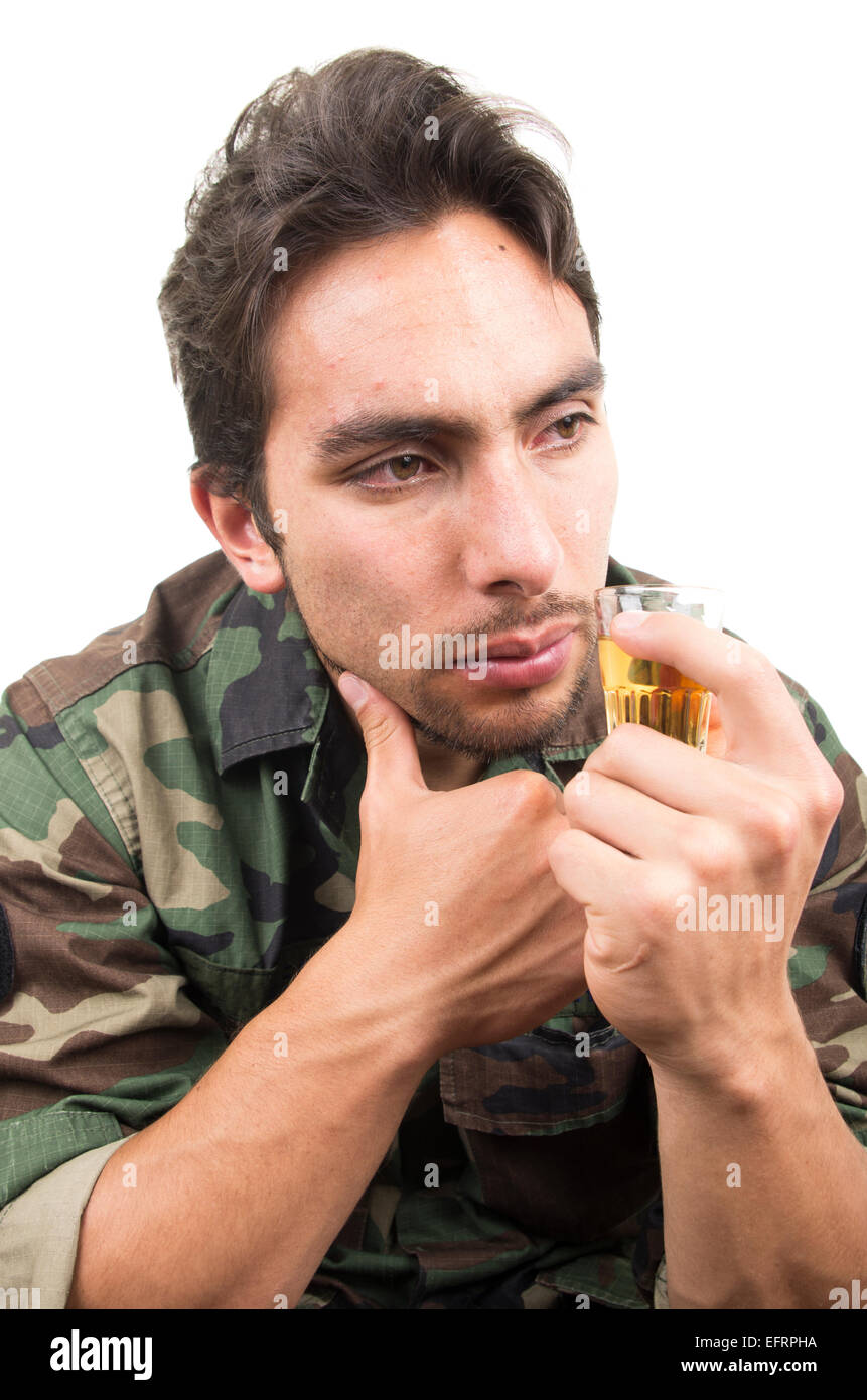 verzweifelte militärische Soldat Veteran ptsd ein Schuss Likör trinken Stockfoto