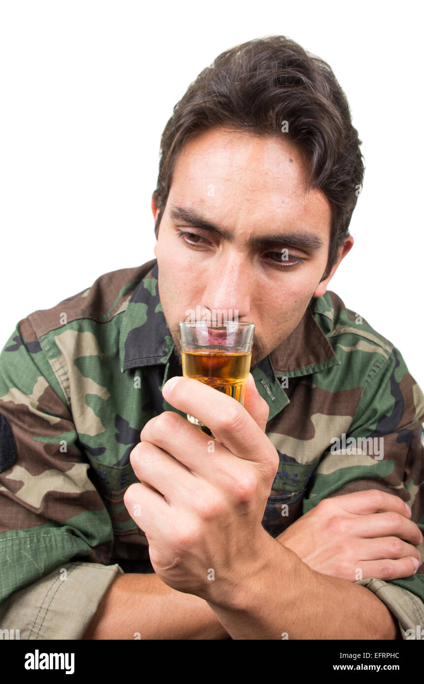 verzweifelte militärische Soldat Veteran ptsd ein Schuss Likör trinken Stockfoto