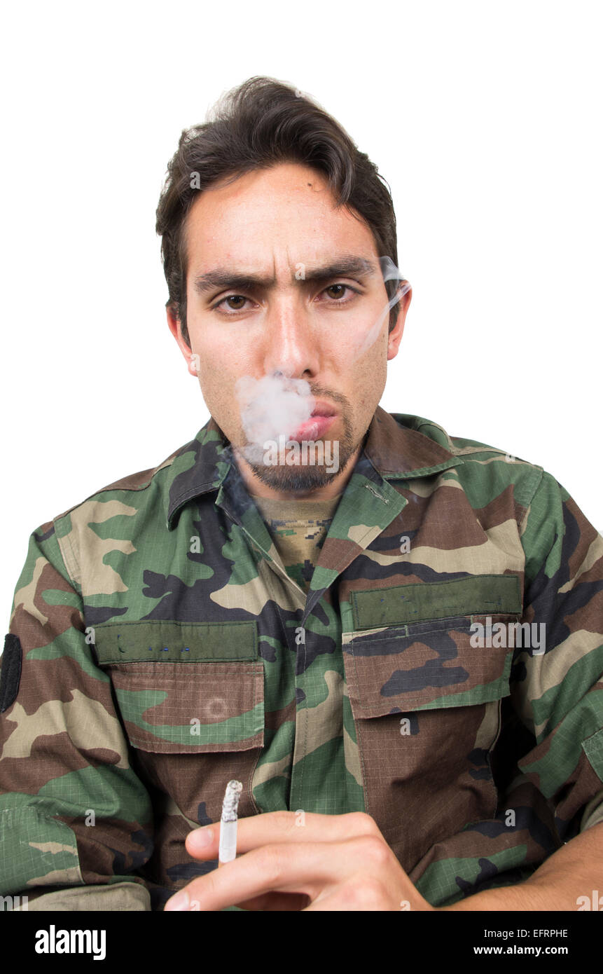 verzweifelte militärische Soldat Veteran ptsd eine Zigarette rauchend Stockfoto