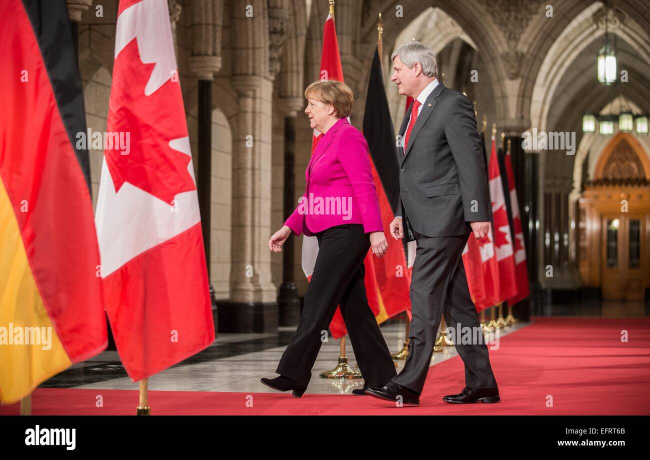 Ottawa, Kanada. 9. Februar 2015. Deutsche Bundeskanzlerin Angela Merkel (CDU) und Premierminister Stephen Harper Anmarsch auf einer Pressekonferenz im Parlament in Ottawa, Kanada, 9. Februar 2015 teilnehmen. Merkel besucht Kanada in Vorbereitung für den G/7-Gipfel. Foto: MICHAEL KAPPELER/Dpa/Alamy Live News Stockfoto