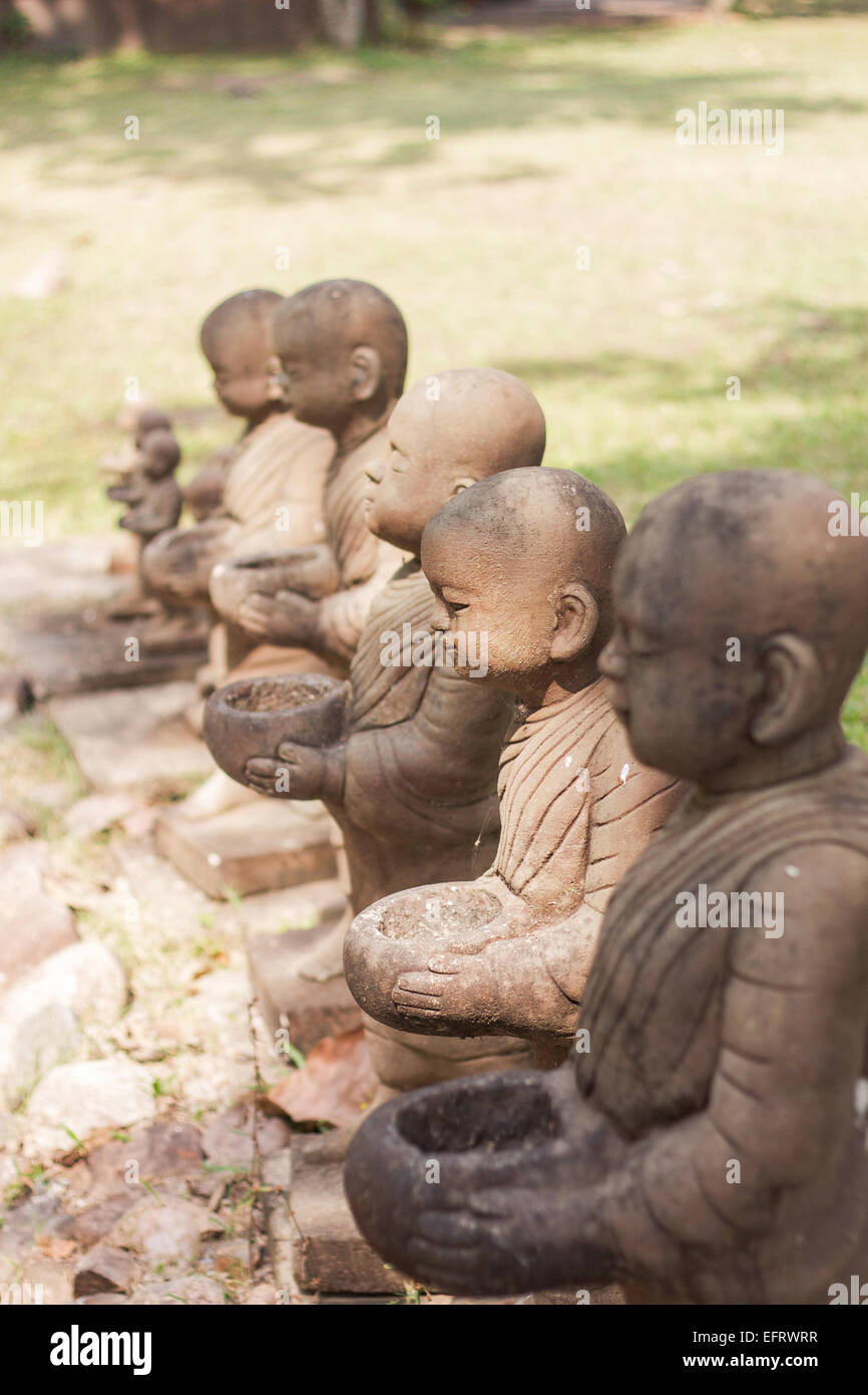 Kleine Mönch Ton Puppe im Garten, Lager Foto dekoriert Stockfoto