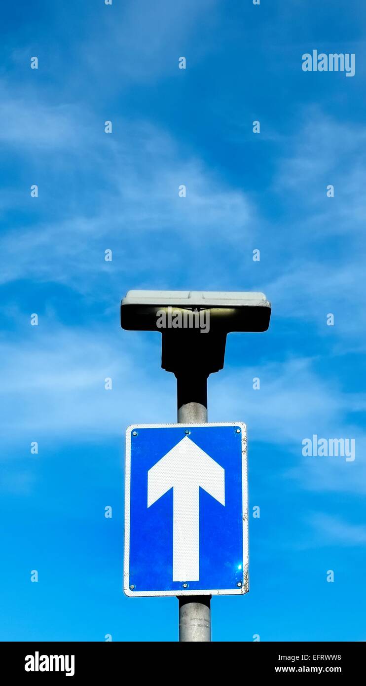 Eine Einbahnstraße Straßenschild gegen einen blauen Himmel England UK Stockfoto