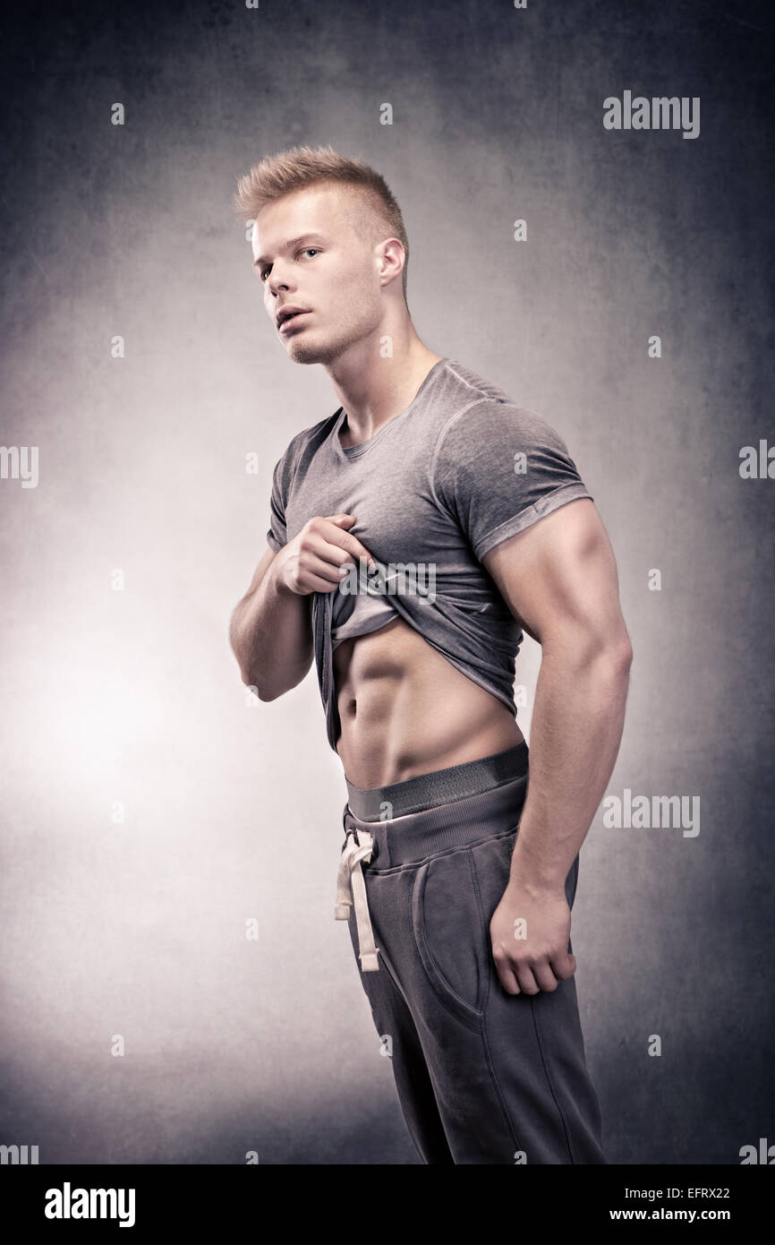 Studio-Porträt eines jungen Mannes in der Bodybuilder-pose Stockfoto