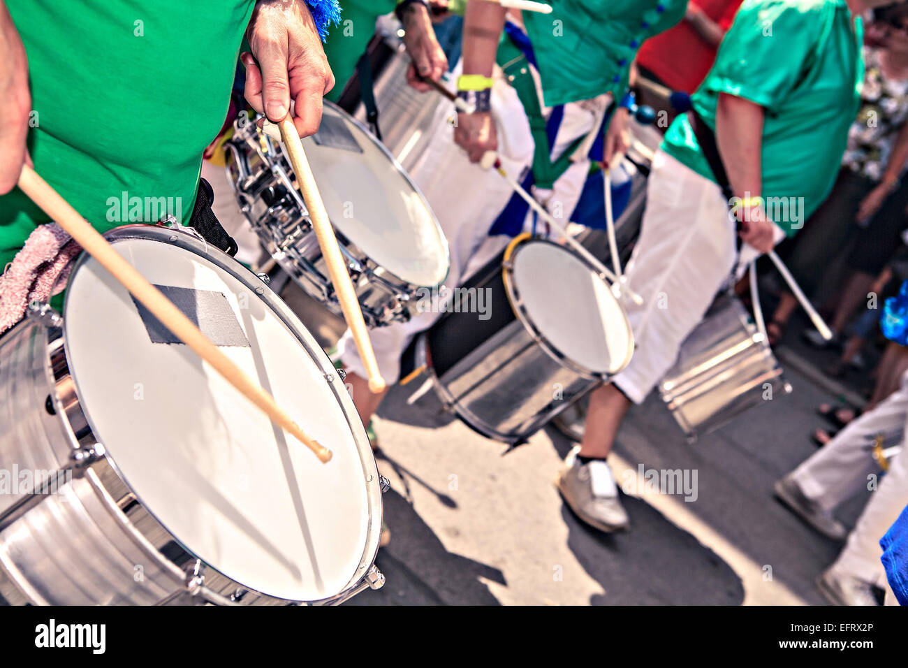 Ein Schlagzeug-Band auf der Straße. Szenen von Samba-Umzug. Stockfoto