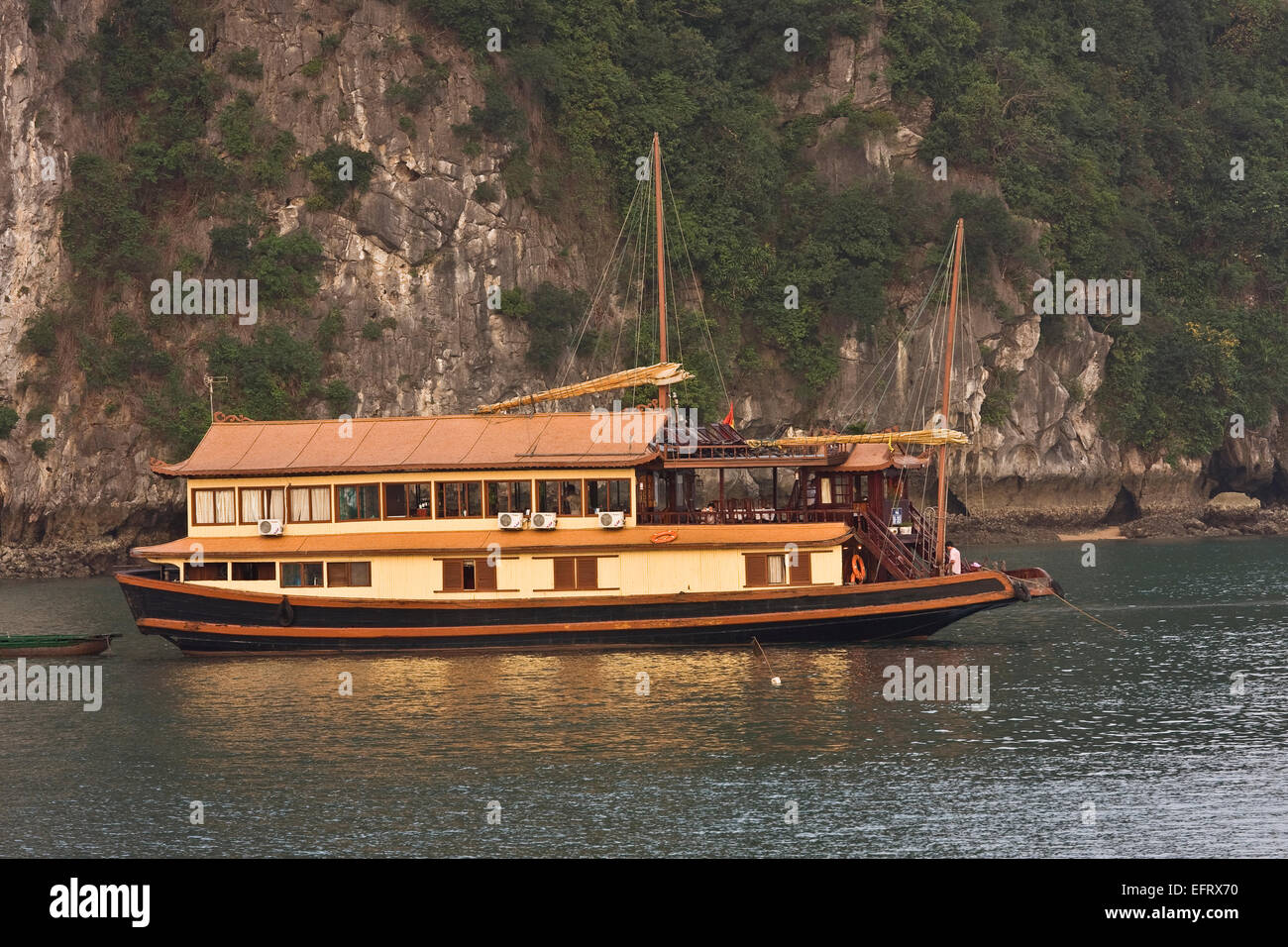 Traditionelle touristische Segeln Junk Halong Bucht Vietnam Stockfoto