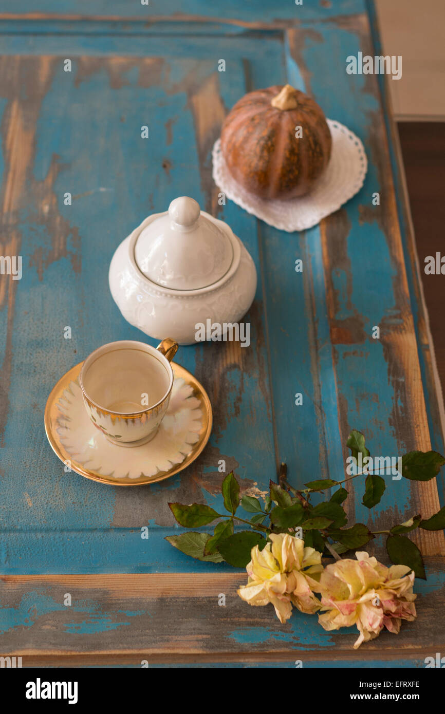 Ein ziemlich Kaffeetasse und ein Zucker Schüssel auf alten Holztisch. Ansicht von oben Stockfoto