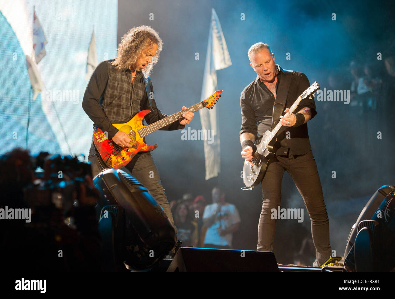 James Hetfield (rechts) und Kirk Hammett von Metallica erklingt auf der Bühne der Pyramide in Glastonbury Juni 2014 Stockfoto