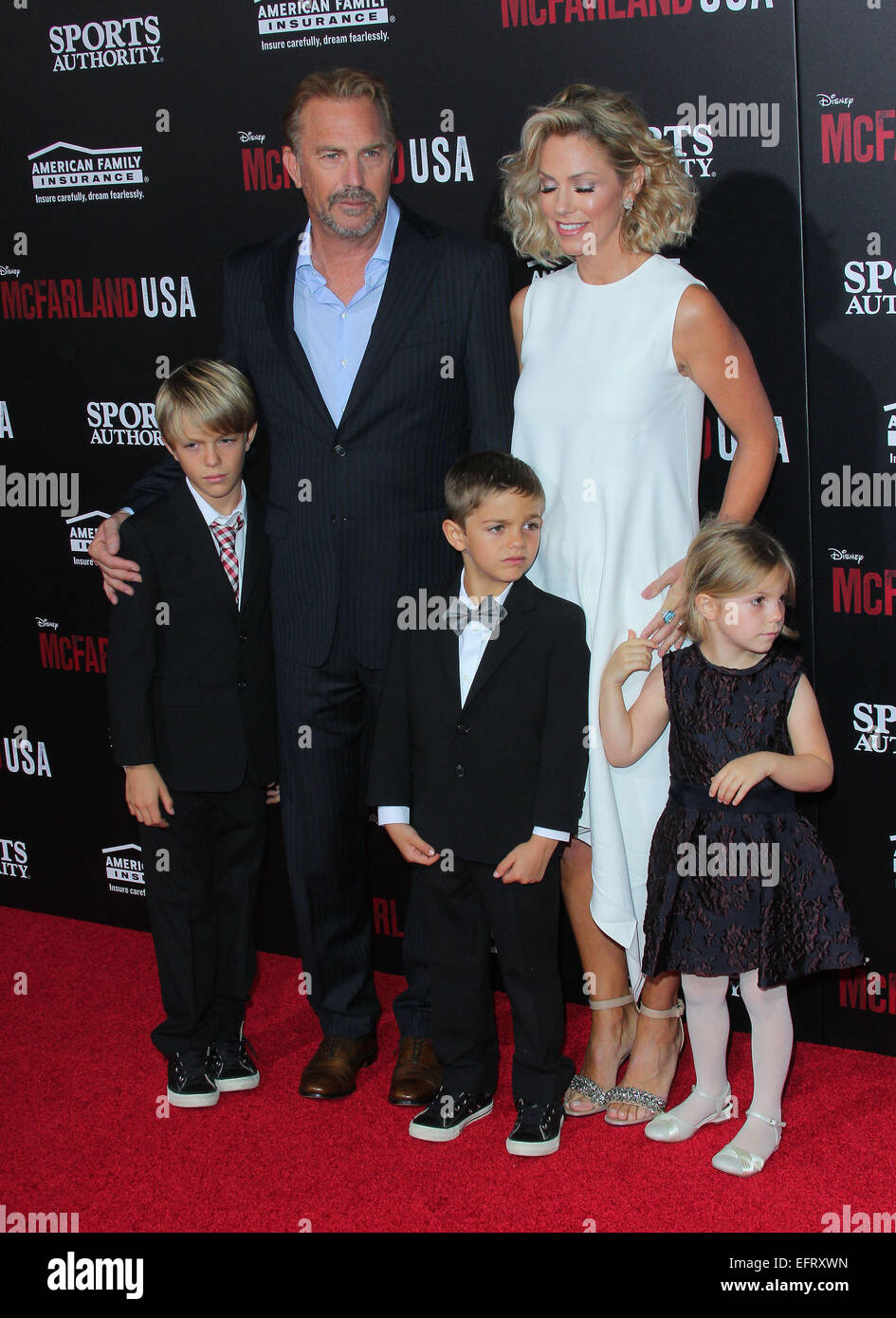 Los Angeles, Kalifornien, USA. 9. Februar 2015. Kevin Costner, seine Frau Christine Baumgartner und ihre Kinder besuchen die Premiere von Disneys "McFarland, USA am El Capitan Theatre am 9. Februar 2015 in Los Angeles, Kalifornien statt. USA. Bildnachweis: TLeopold/Globe Fotos/ZUMA Draht/Alamy Live-Nachrichten Stockfoto