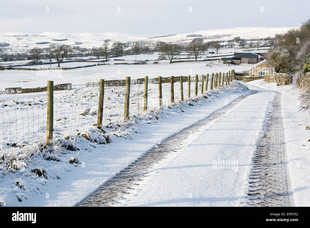 Schneebedeckte Strecke mit Blick auf Schloss Bolton in Wensleydale Stockfoto