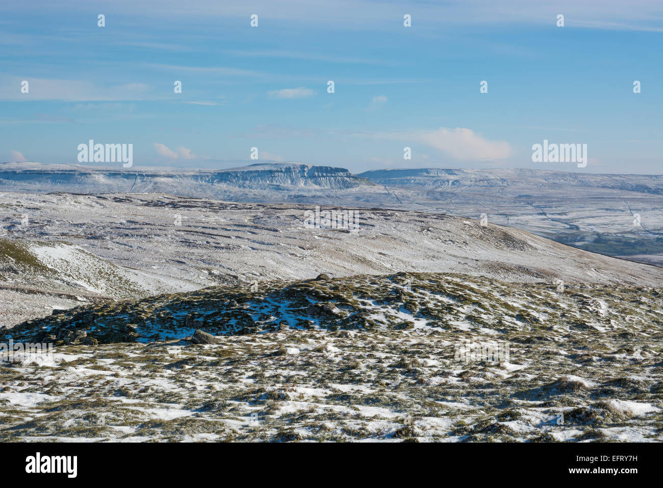 Pen-y-Gent von Ingleborough in den Yorkshire Dales im Schnee Stockfoto