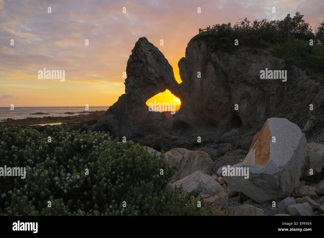 Australien-Rock bei Sonnenaufgang Stockfoto