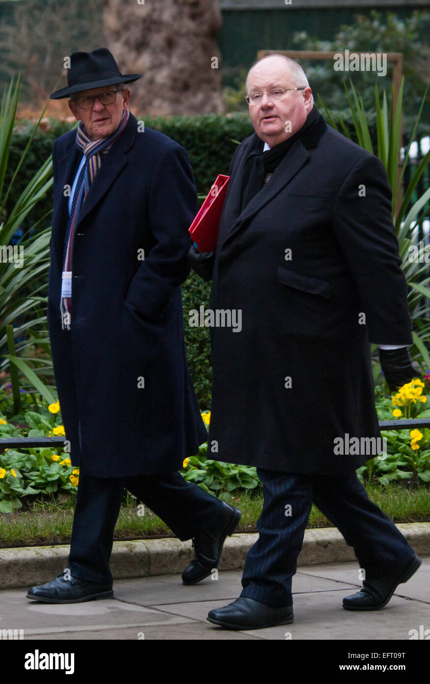 London, 10. Februar 2015. Minister kommen bei der wöchentlichen Kabinettssitzung in 10 Downing Street. Bild: Eric Pickles, rechts, MP, Secretary Of State for Communities and Local Government, Minister für Glauben Credit: Paul Davey/Alamy Live News Stockfoto