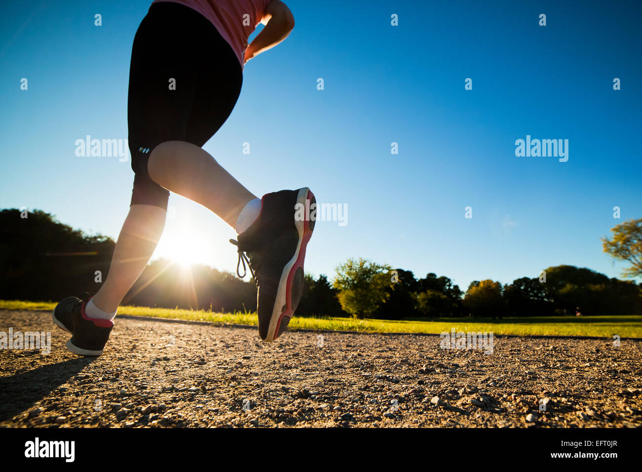 Junge Frau passen tut, laufen, Joggen, Training in einem Park am sonnigen Sommertag. Beine hautnah Stockfoto