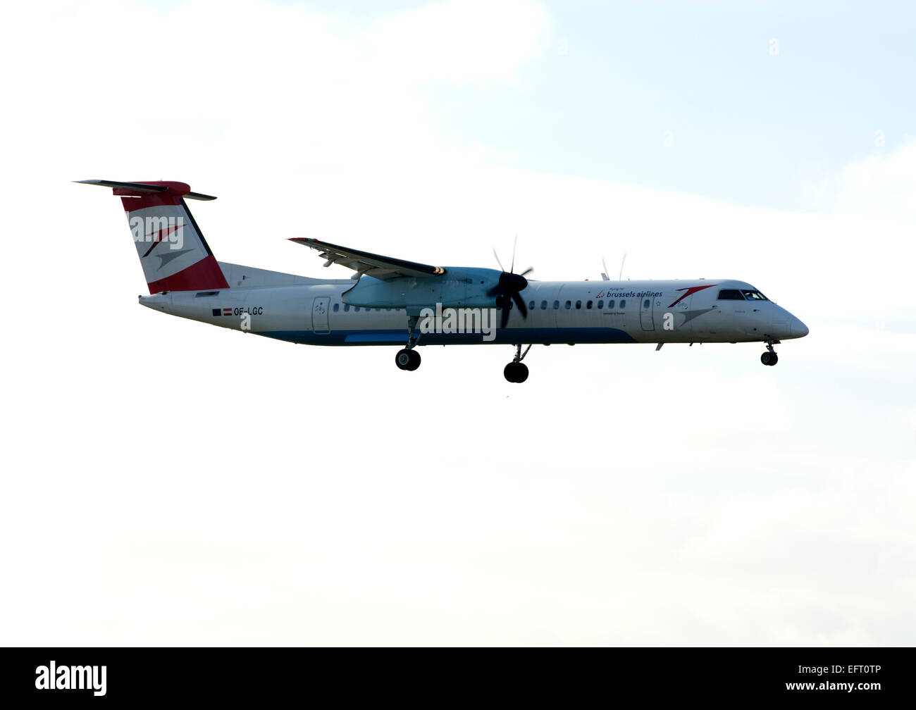 Brüssel Airlines Dash 8 landet auf dem Flughafen Birmingham, UK (OE-LGC) Stockfoto