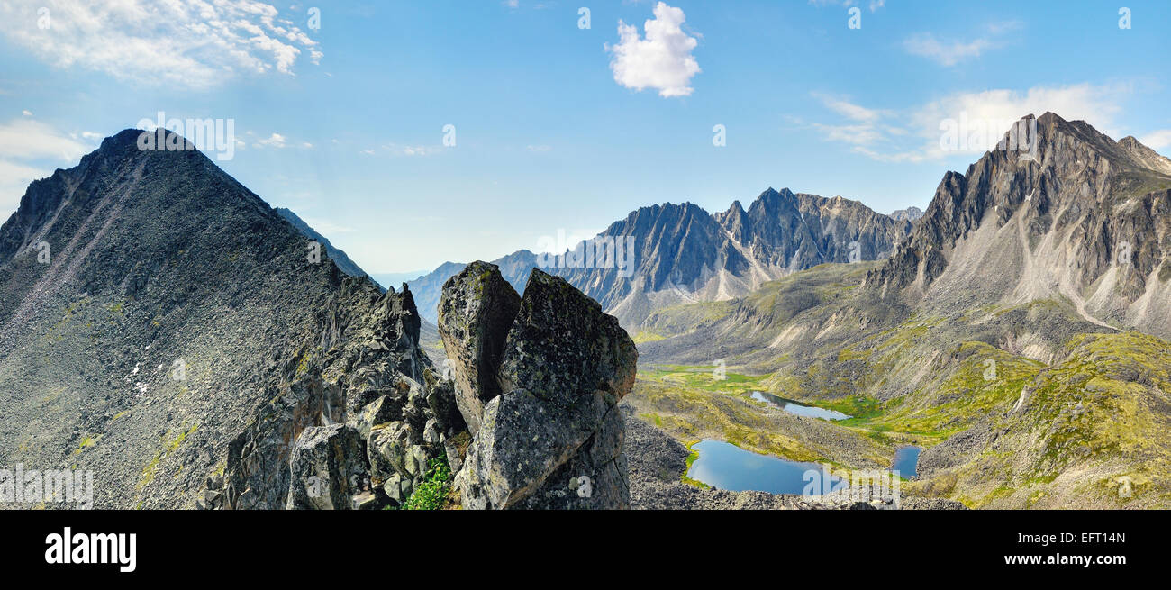 Klastischen Rock und einen Blick auf das Bergtal. TUNKA Grat. Ost-Sibirien Stockfoto