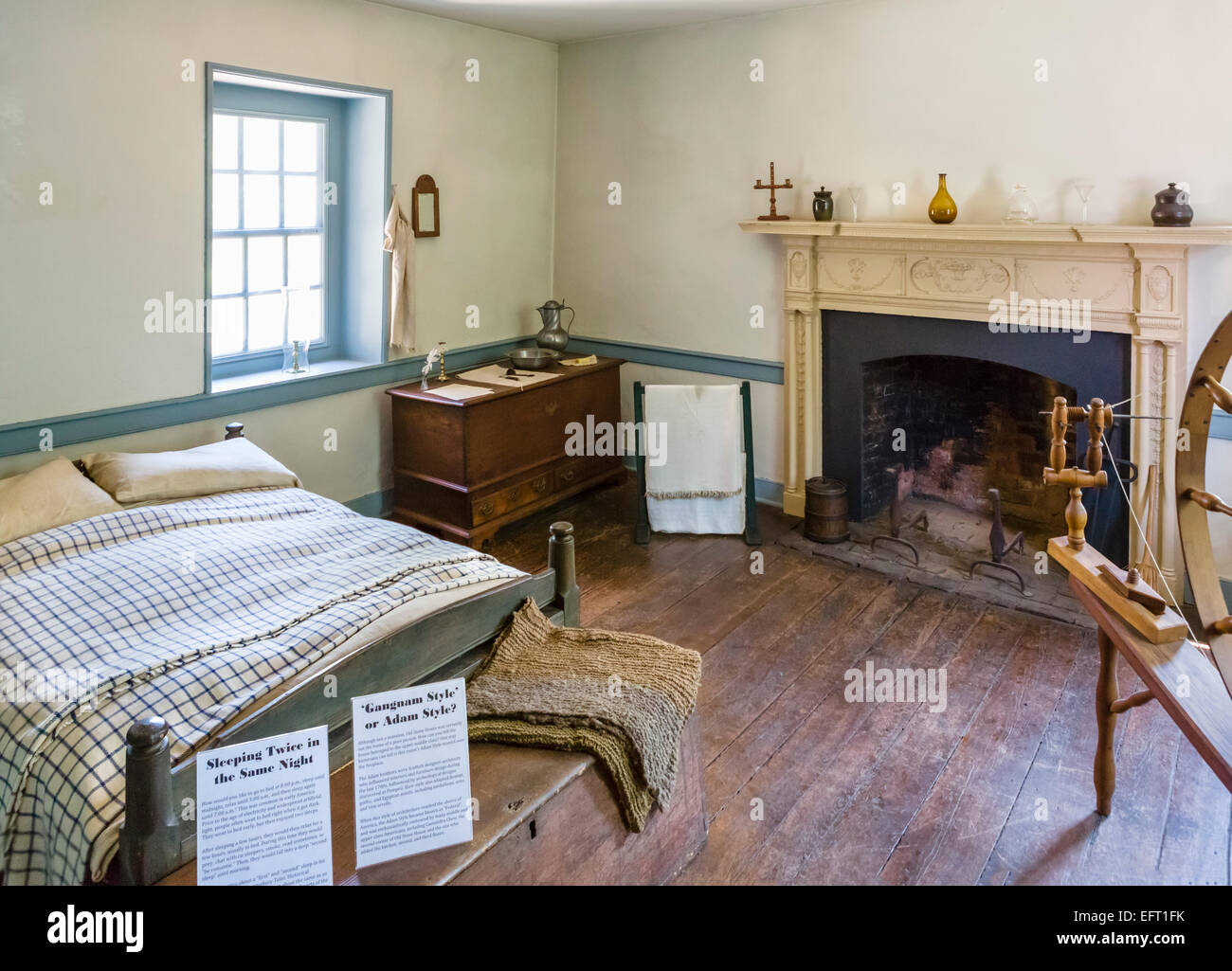 Schlafzimmer im historischen 18thC Old Stone House, M Street NW, Georgetown, Washington DC, USA Stockfoto
