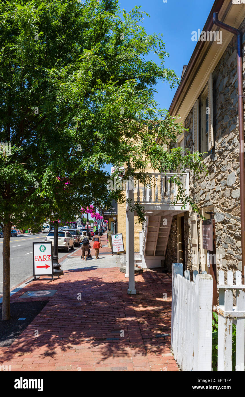 Bürgersteig vor der historischen 18thC Old Stone House, M Street NW, Georgetown, Washington DC, USA Stockfoto