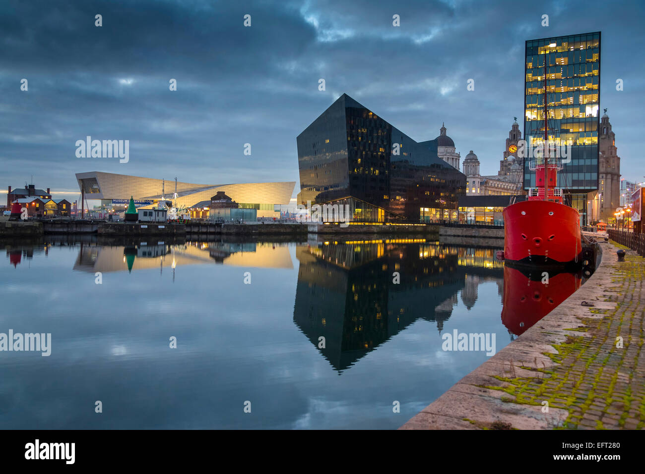 Liverpool-Albert Dock Abend. Mann-Insel mit dem Museum of Liverpool im Hintergrund. Stockfoto