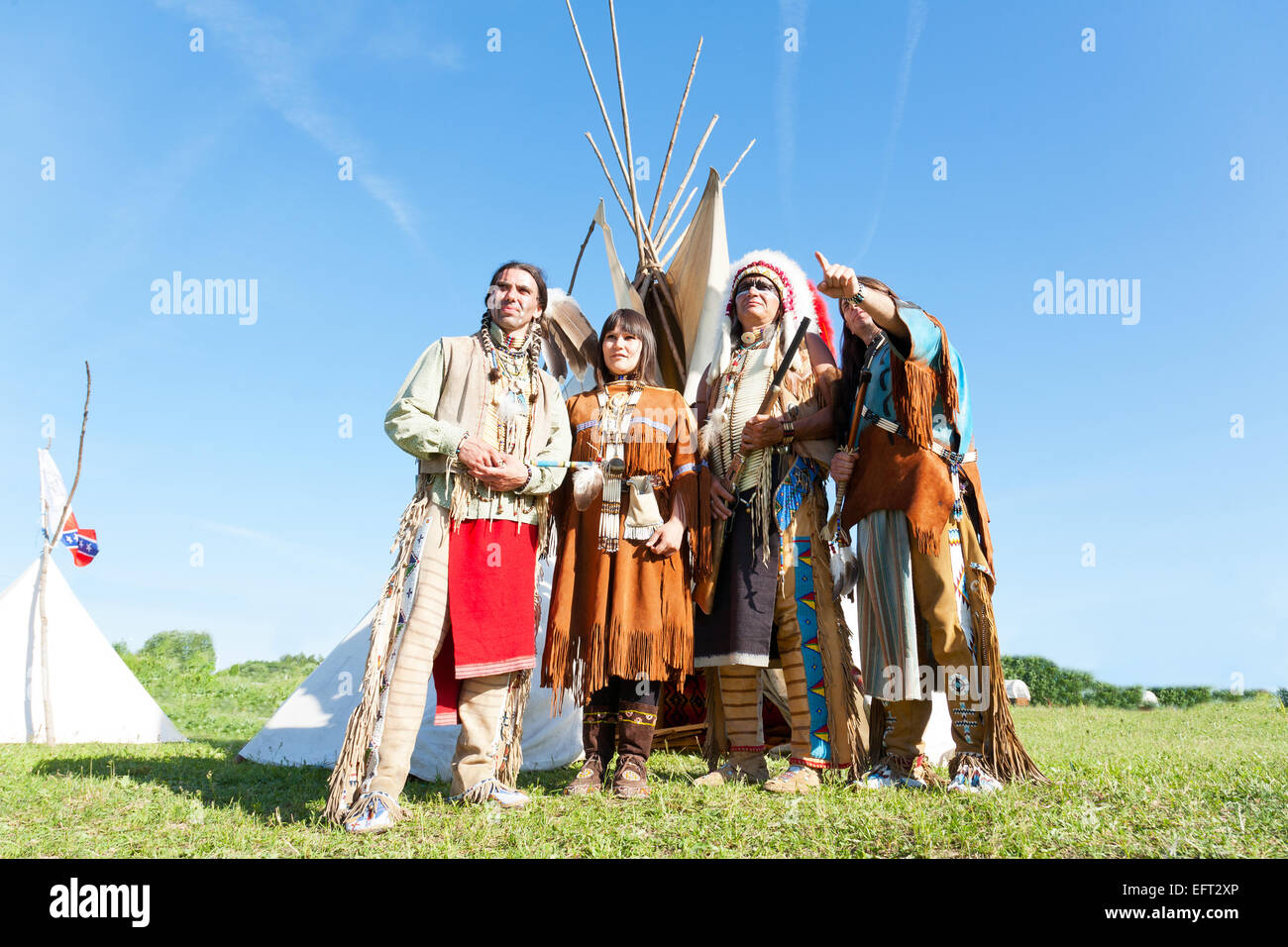 Gruppe der nordamerikanischen Indianer über ein wigwam Stockfoto