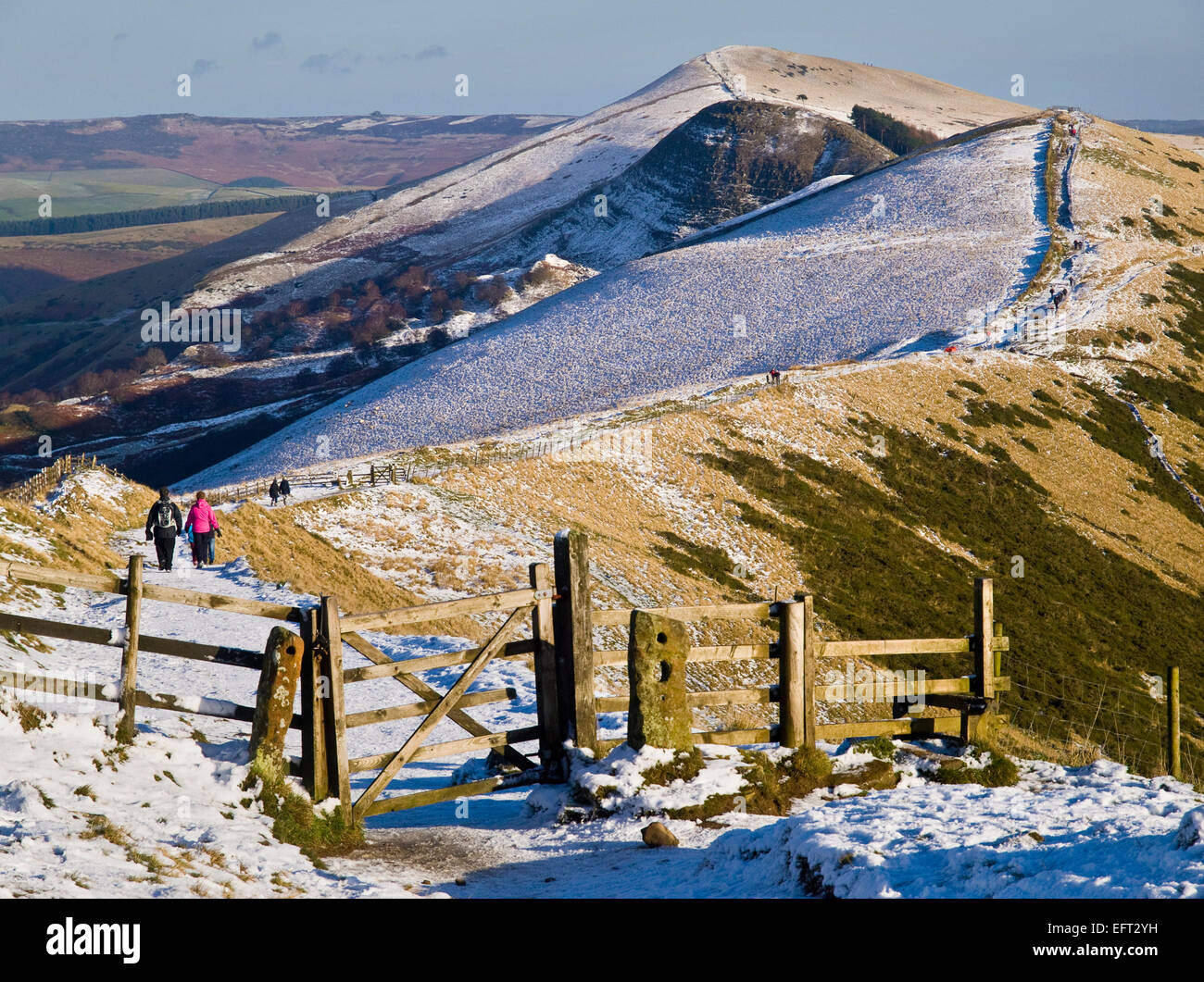 Wanderer auf dem "Großen Ridge' zwischen Mam Tor und Verlieren Hügel im Peak District National Park mit einer Decke von Schnee im Winter Stockfoto