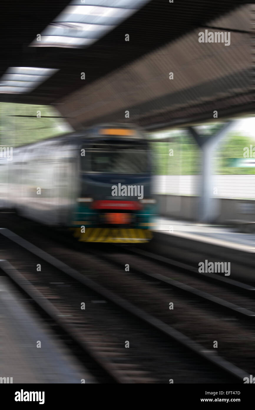 Foto eines entgegenkommenden Zuges mit Motion blur Stockfoto