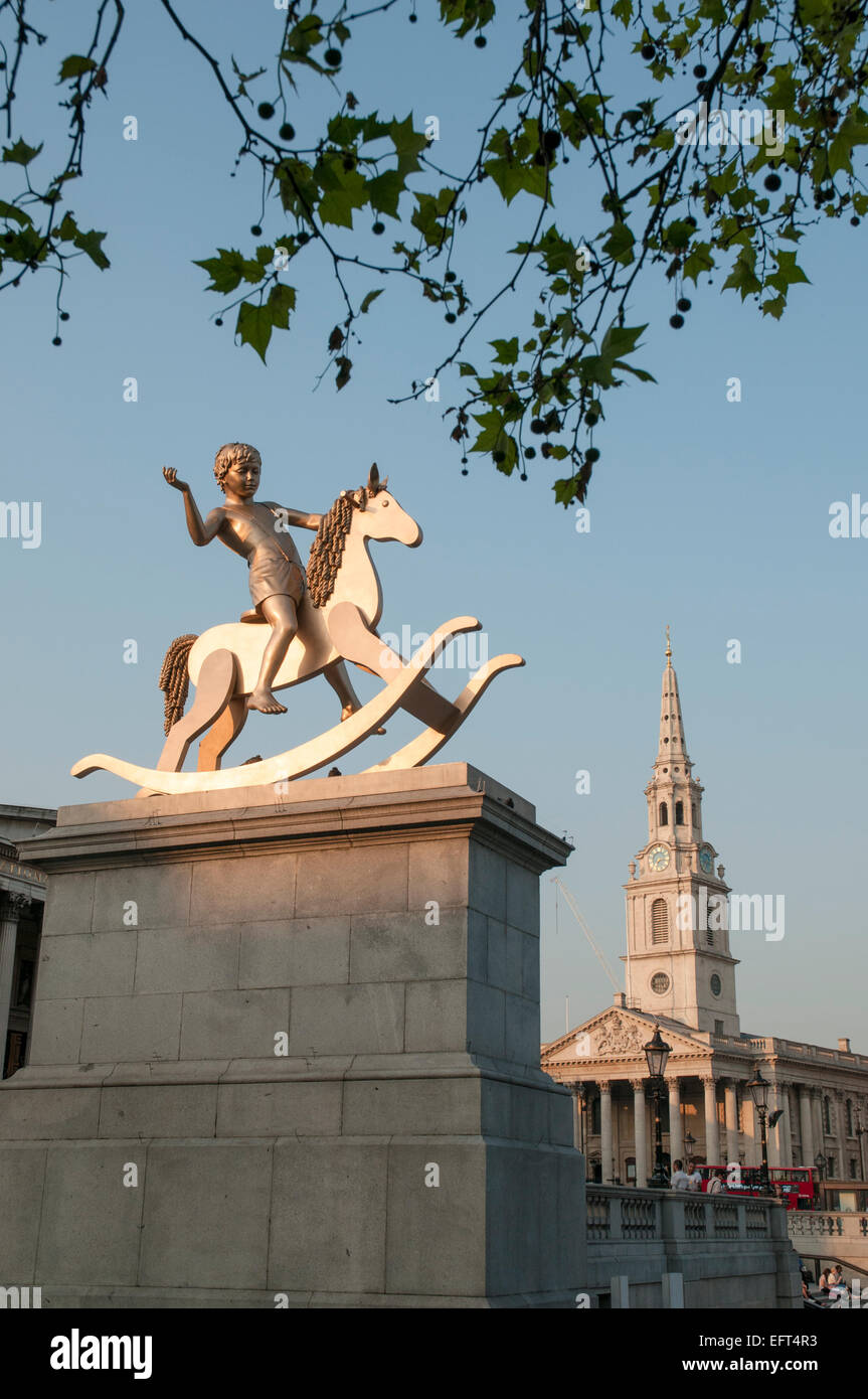 Die "Fourth Plinth" am Trafalgar Square in London, mit der Skulptur "Machtlos Strukturen Fig.101" im Jahr 2012 genannt. Stockfoto