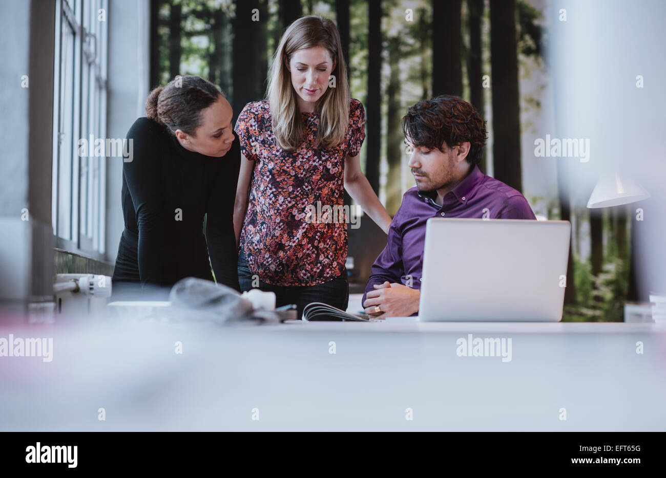 Aufnahme des jungen Team von Designern, die Zeitschrift Publikation diskutiert. Kreatives Team Planung für neue Business-Projekt. Stockfoto