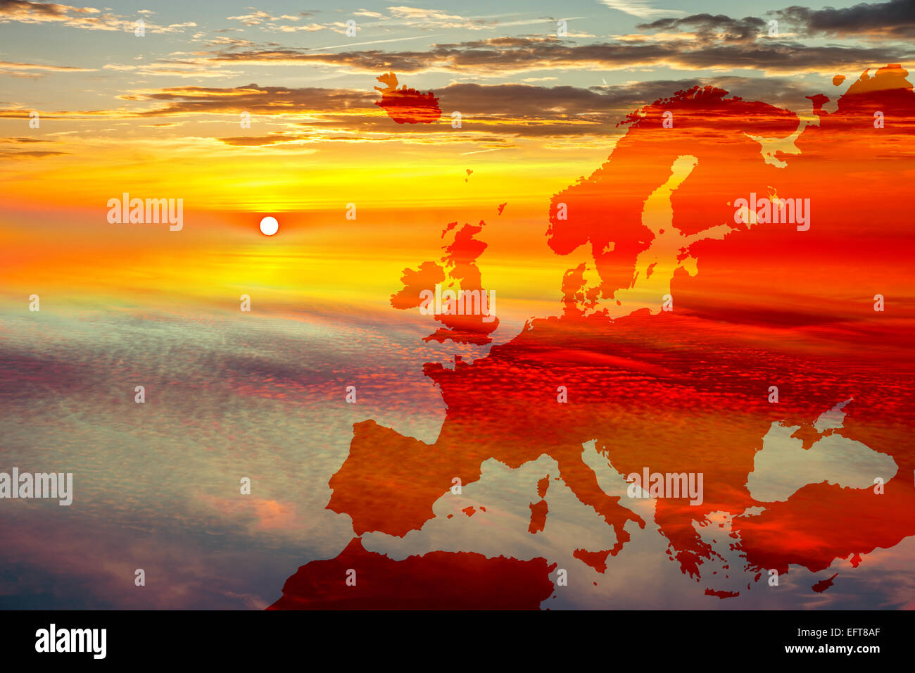 Karte von Europa auf Sonnenuntergang Himmelshintergrund. Stockfoto