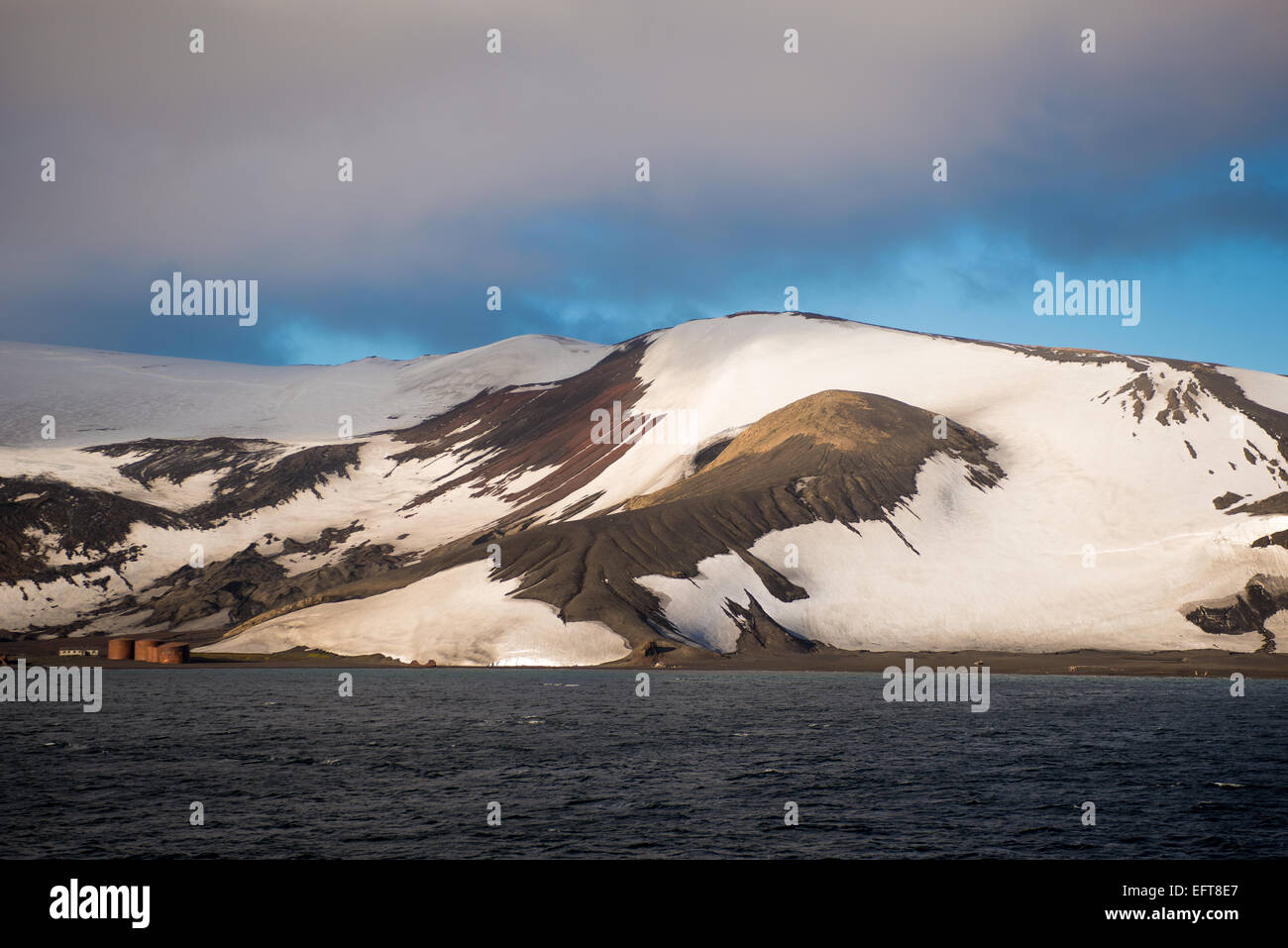 Am späten Nachmittag bedeckt Schnee Lavaasche auf Deception Island Süd-Shetlandinseln, Antarktis, Polarregionen Stockfoto