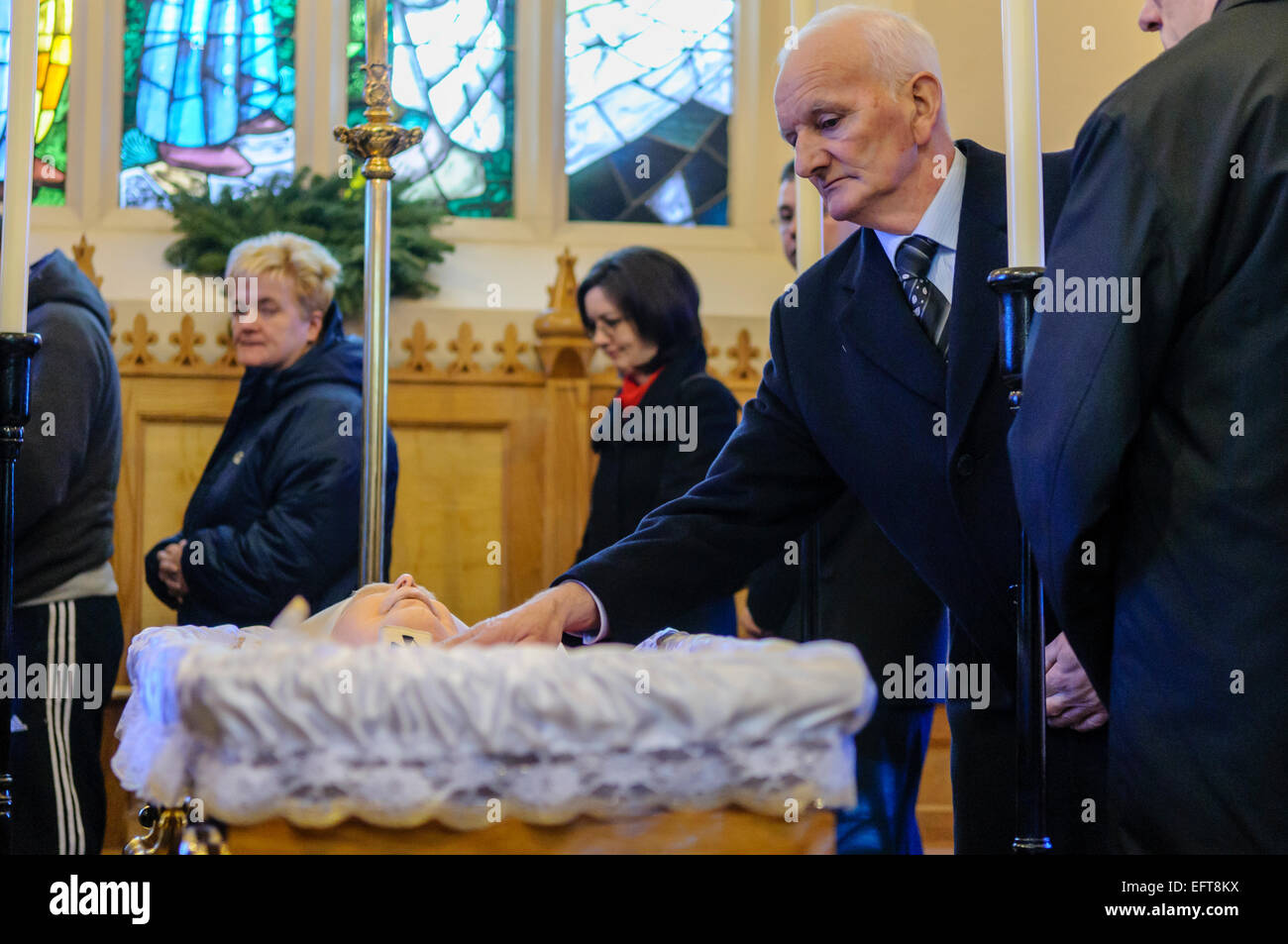 Belfast, Nordirland. 2. Januar 2010 - zollen Gemeindemitglieder wie die Überreste der Kardinal Cahal Daly im Zustand befinden Stockfoto