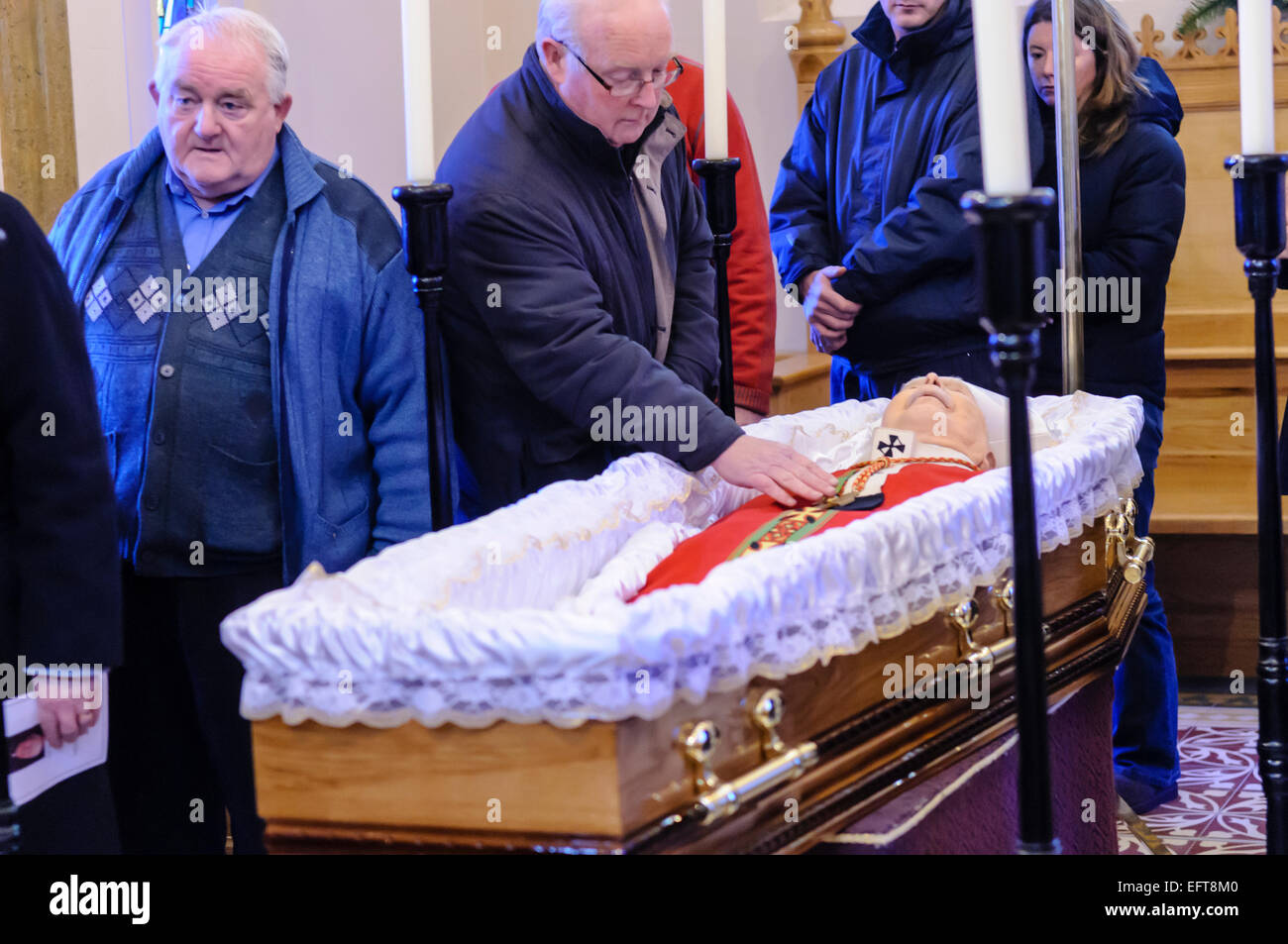 Belfast, Nordirland. 2. Januar 2010 - zollen Gemeindemitglieder wie die Überreste der Kardinal Cahal Daly im Zustand befinden Stockfoto