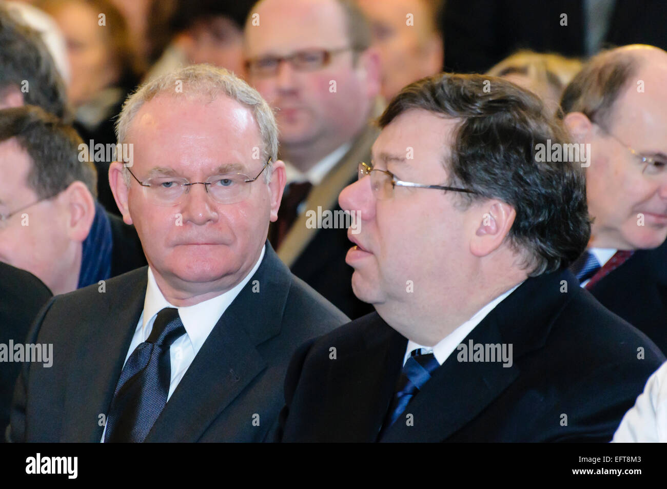 Armagh, Nordirland. 5. Januar 2010 - Martin McGuinness und ehemaligen Taoiseach Brian Cowan bei der Totenmesse für Kardinal Cahal Daly Stockfoto