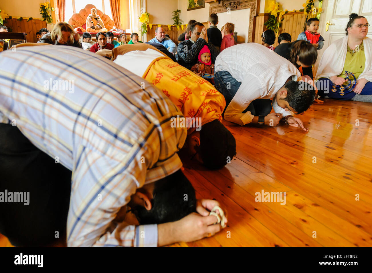 Gläubige beten bei einer Hare-Krishna-Zeremonie Stockfoto