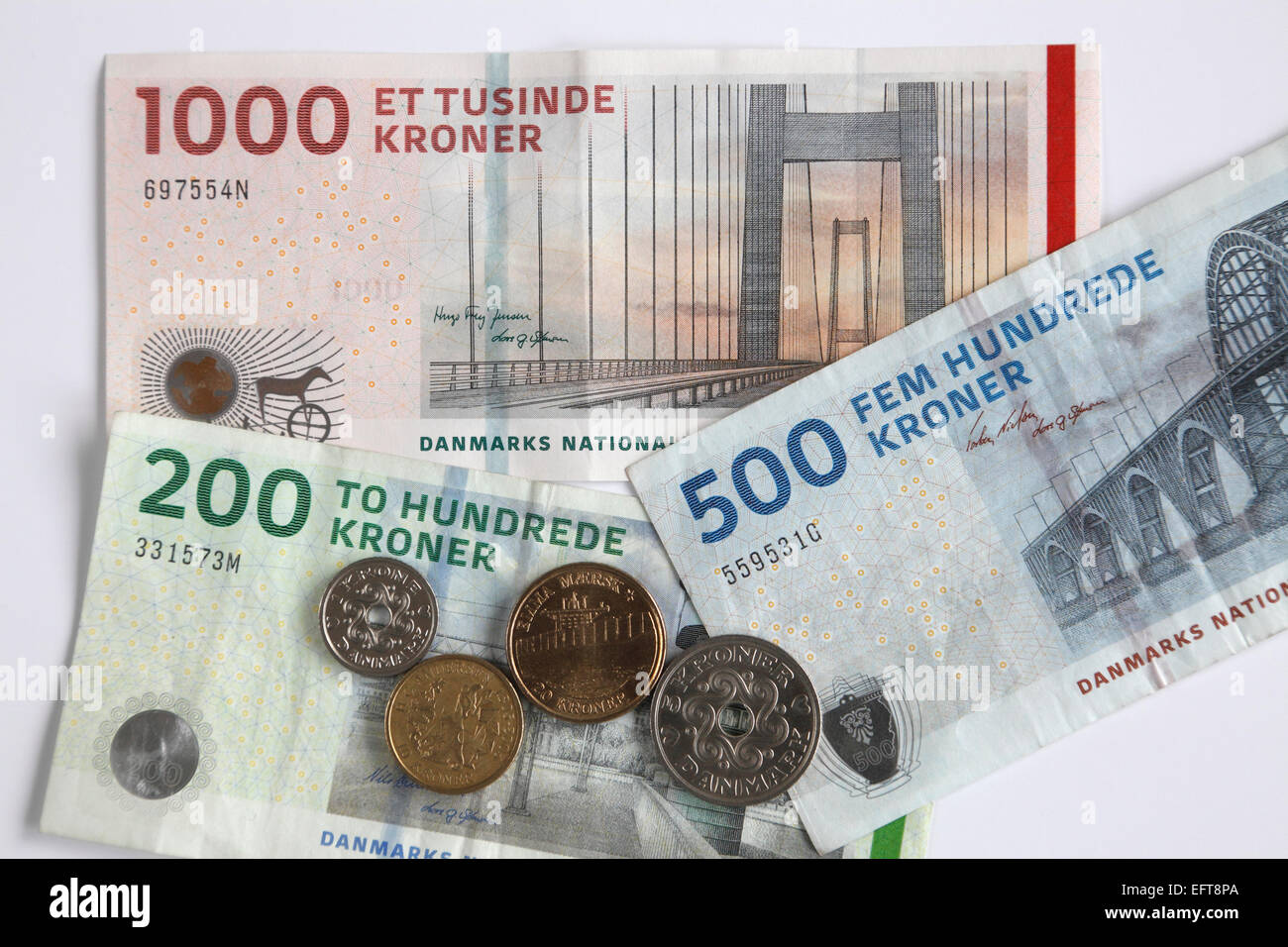 Dänische Währung auf weiß. Banknoten von Kroner 1000, 500, Stück 200 und 100- und a 20, 10, 5 und 1 Kronen. Stockfoto