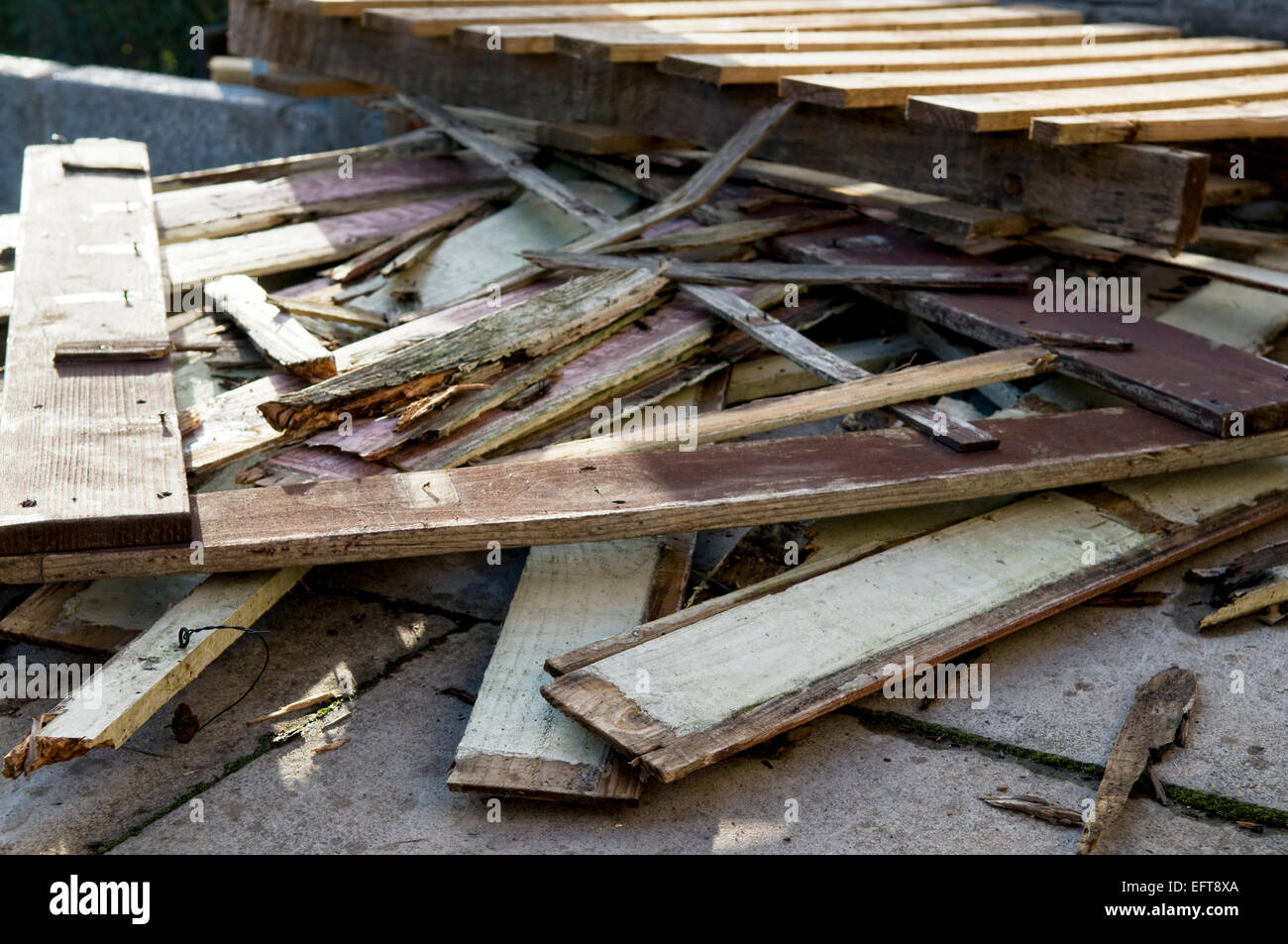 Bits des gebrochenen Holz in Haufen im Garten, mit Nägel ragten. Potenzielle Gefahr. Stockfoto