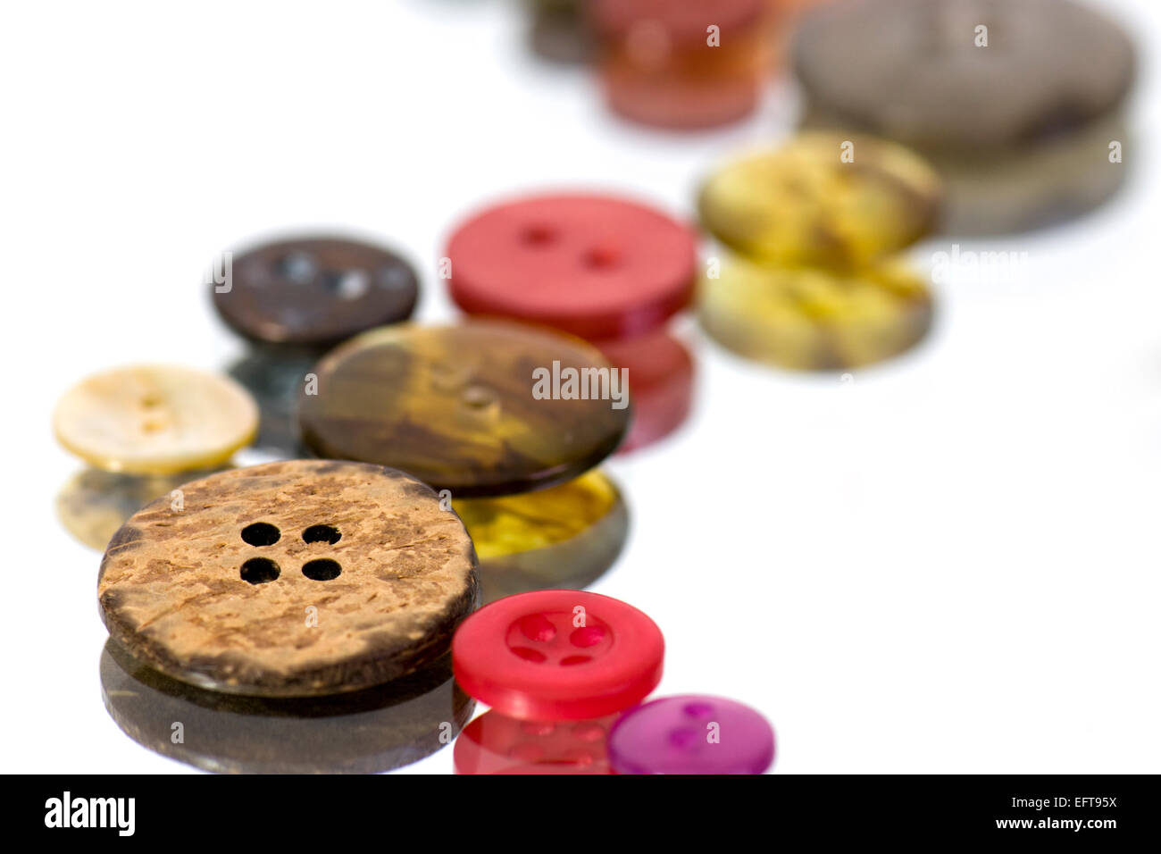 Nahaufnahme von Multi-farbigen Tasten auf reflektierende Oberfläche Stockfoto