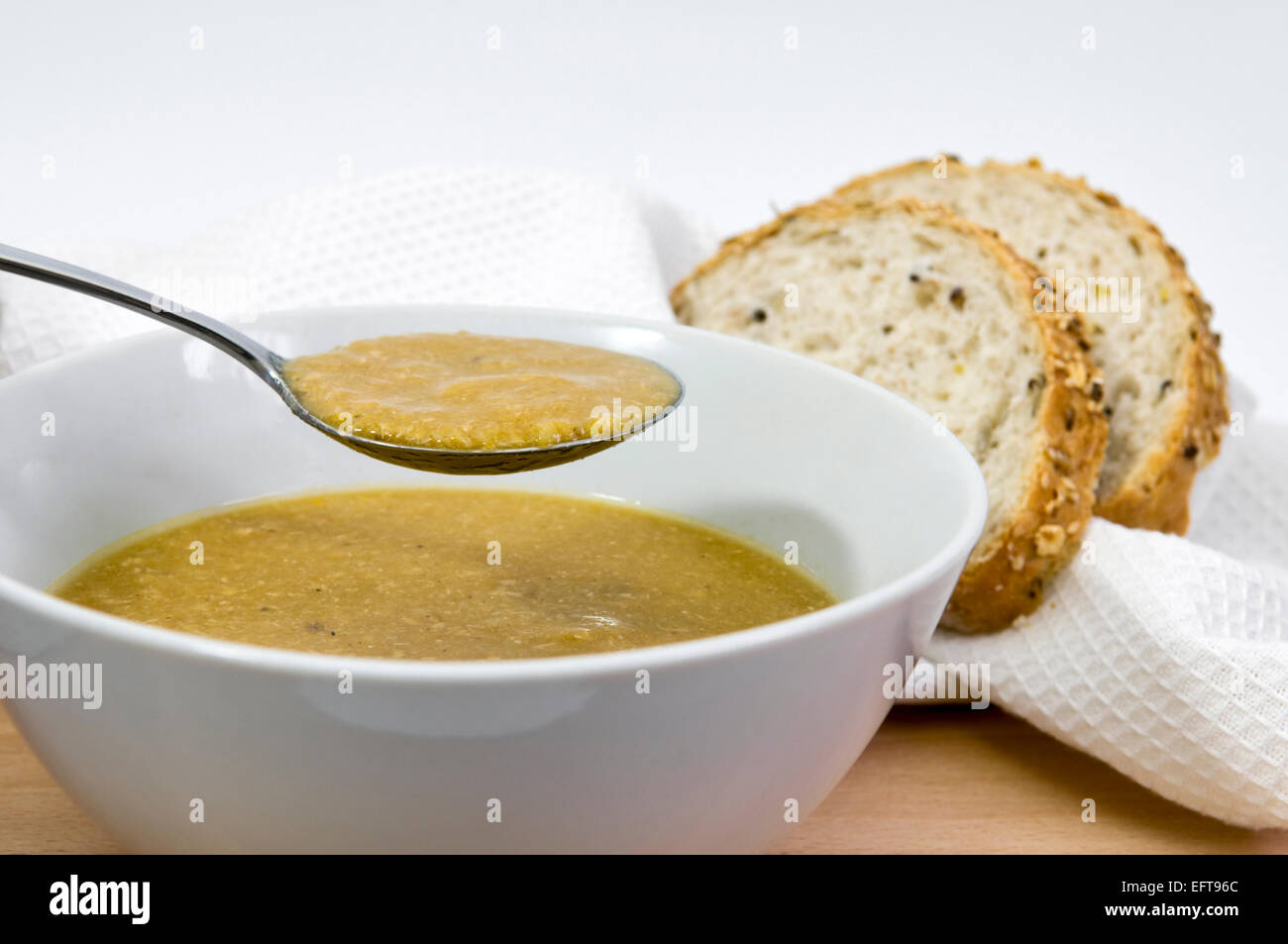 Hausgemachte Türkei Suppe oder Brühe mit Löffel statt über Schüssel Stockfoto