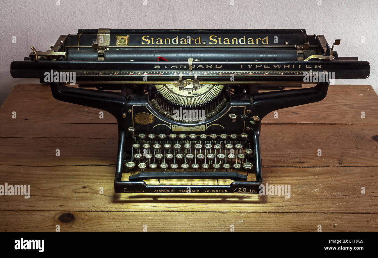 Retro-Design von einer alten Schreibmaschine, staubigen Oberflächen in einem guten Zustand. Stockfoto